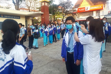 Học sinh ở vùng dịch vắng nhiều trong ngày đầu đi học trở lại