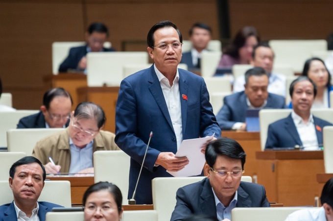 Bộ trưởng Đào Ngọc Dung làm rõ các vấn đề đại biểu Quốc hội nêu.