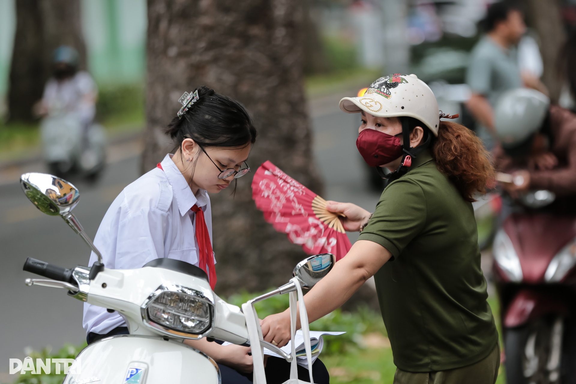 Muôn vàn cảm xúc của phụ huynh học sinh tại kỳ thi lớp 10 ở TPHCM - 5 Muôn vàn cảm xúc của phụ huynh học sinh tại kỳ thi lớp 10 ở TPHCM - 5