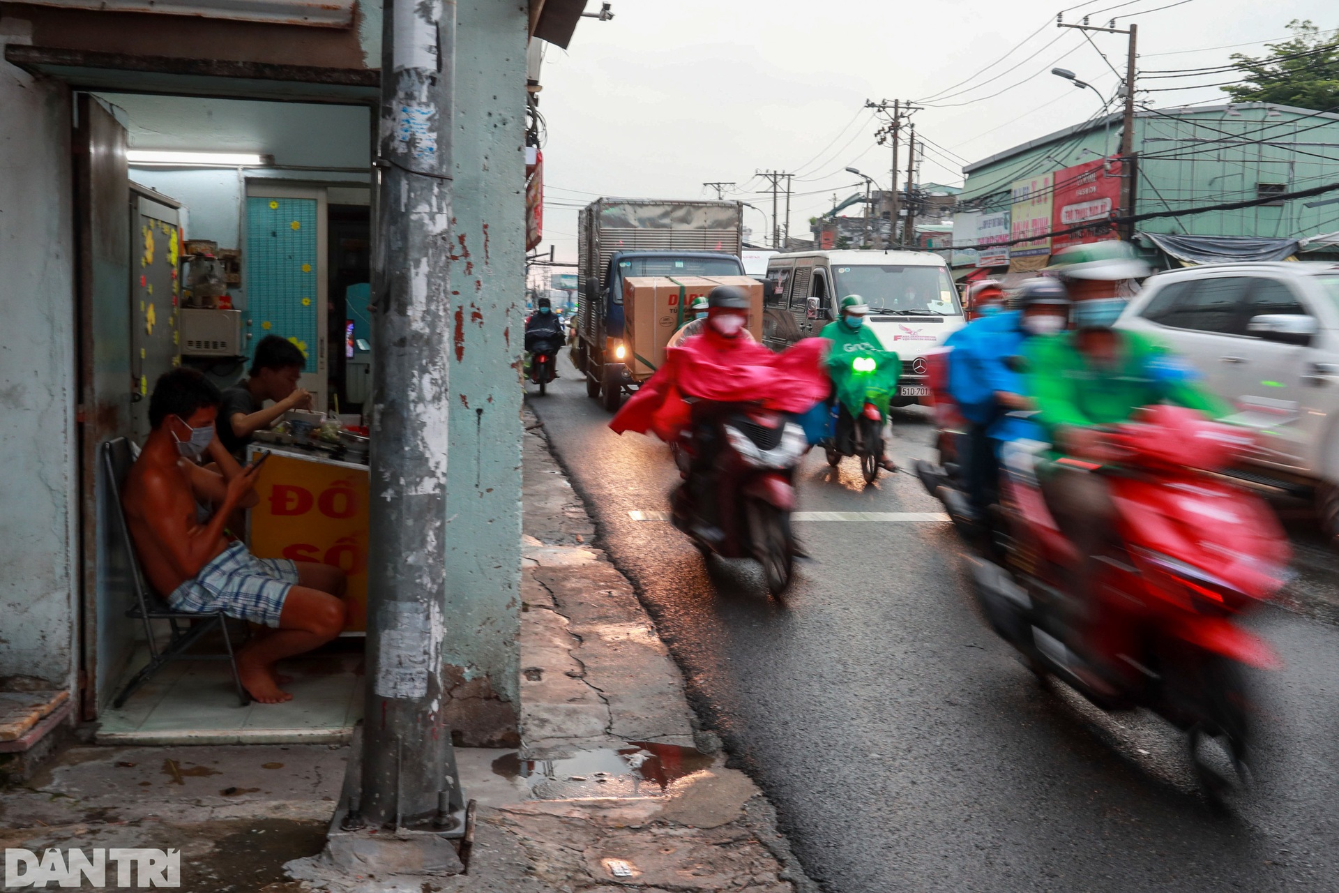 Đường phố TPHCM trước nới lỏng giãn cách: Sáng nhộn nhịp, chiều ùn ứ - 10 Đường phố TPHCM trước nới lỏng giãn cách: Sáng nhộn nhịp, chiều ùn ứ - 10
