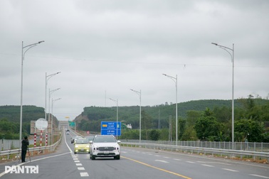 CSGT chỉ ra loạt bất cập, nguy cơ tai nạn trên cao tốc Cam Lộ - La Sơn