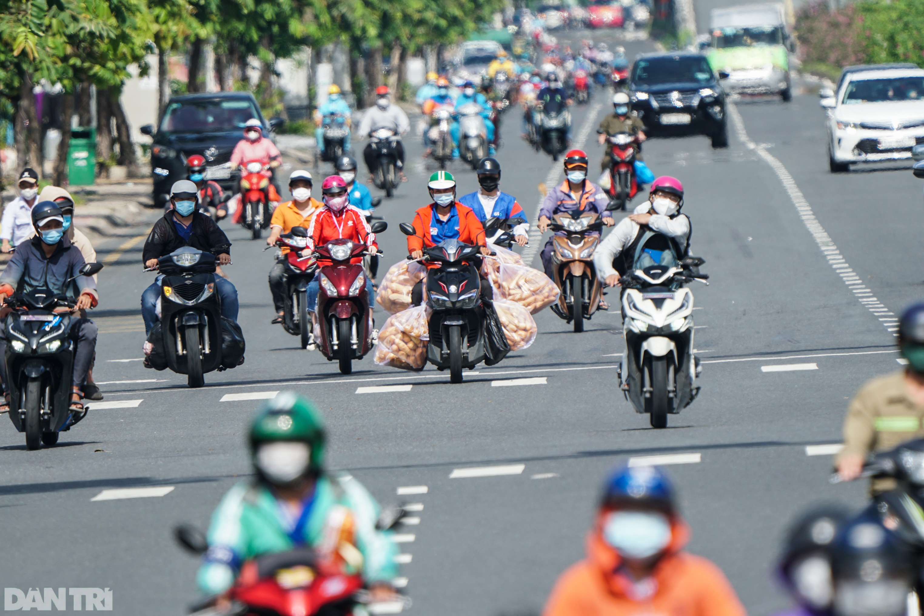 Xe cứu thương vất vả len lỏi trên đường đông đúc phương tiện ở TPHCM - 11 Xe cứu thương vất vả len lỏi trên đường đông đúc phương tiện ở TPHCM - 11
