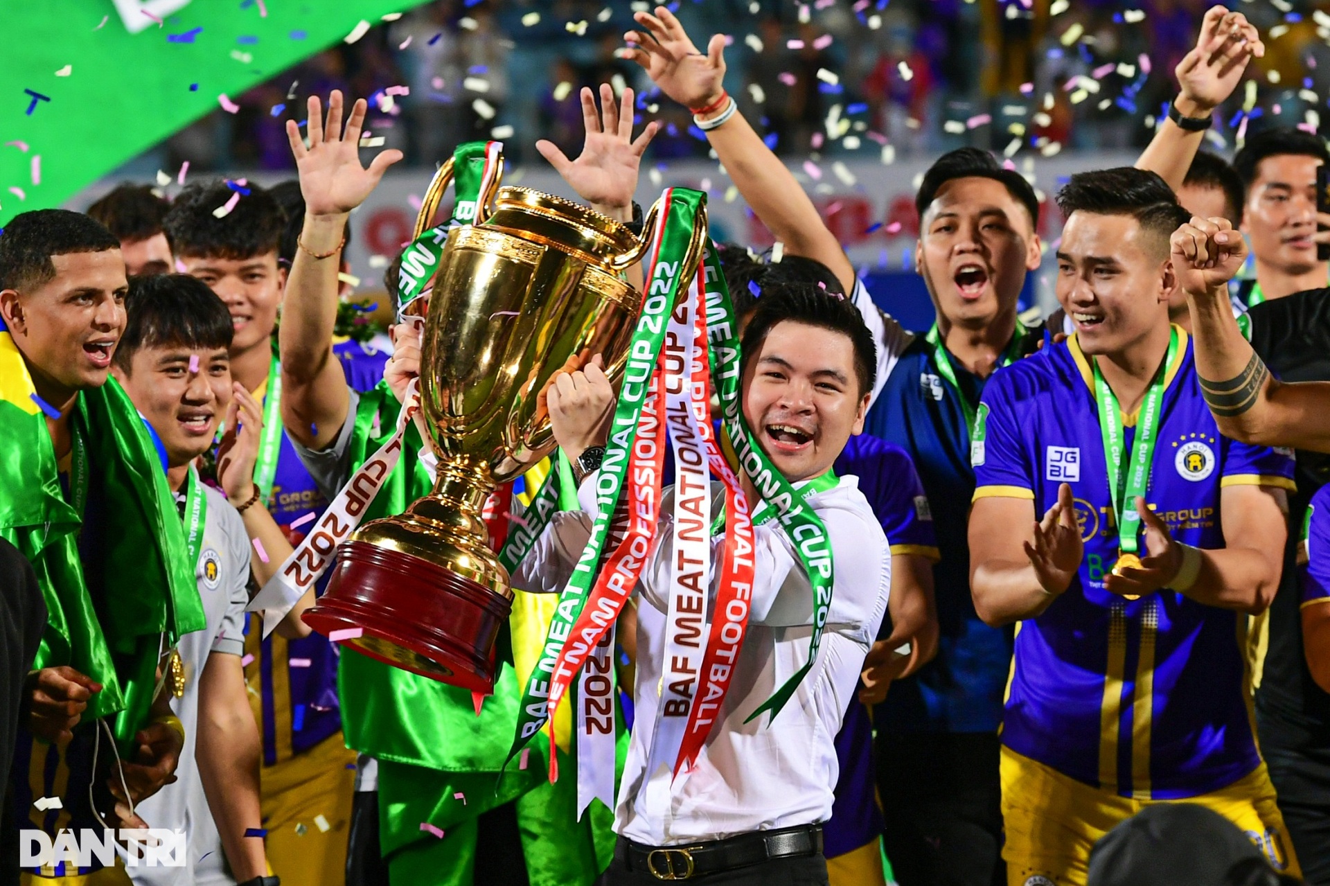 Cầu thủ CLB Hà Nội hạnh phúc ăn mừng cú đúp vô địch mùa giải 2022 - 15 Cầu thủ CLB Hà Nội hạnh phúc ăn mừng cú đúp vô địch mùa giải 2022 - 15
