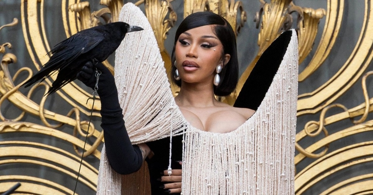 Cardi B gây sốc khi diện váy nhô cao đến đỉnh đầu, tạo dáng cùng quạ đen
