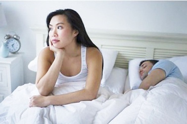 Đang hừng hực chuyện gối chăn, sau khi có 2 con lại nguội lạnh, trơ như gỗ đá