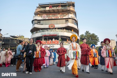 Hà Nội: 500 người mặc cổ phục diễu hành dài gần 1km trên phố