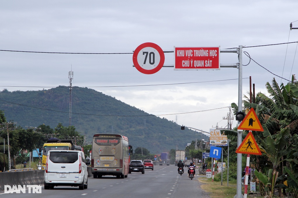 Ma trận biển báo giao thông: Căng mắt vì biển báo giao thông núp - 2 Ma trận biển báo giao thông: Căng mắt vì biển báo giao thông núp - 2