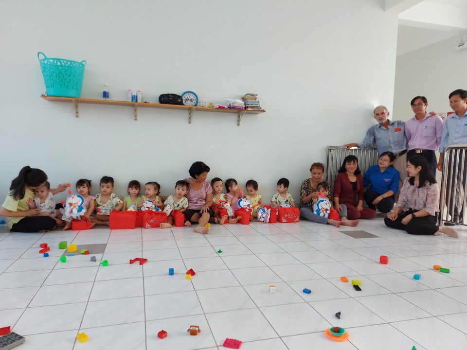 Giúp trẻ nhỏ, tôi nhận lại nụ cười và giọt nước mắt hạnh phúc... - 2 Giúp trẻ nhỏ, tôi nhận lại nụ cười và giọt nước mắt hạnh phúc... - 2