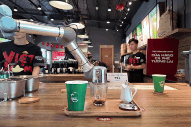Độc lạ quán cà phê ở Hà Nội do robot pha chế, phục vụ