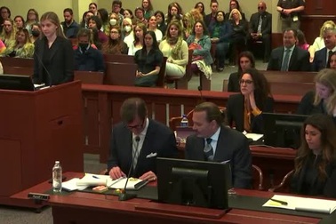 Johnny Depp vẽ phác thảo trong phòng xử án và đem "khoe" với luật sư