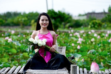 Giới trẻ Sài Gòn đổ xô "check in" đầm sen đẹp ngỡ ngàng