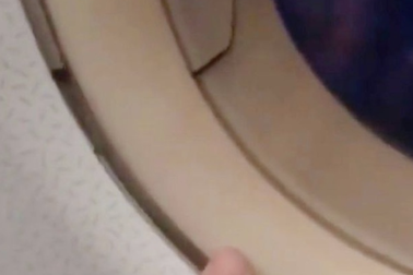 Phát hoảng khi phát hiện cửa sổ máy bay bị nứt lúc ngủ dậy