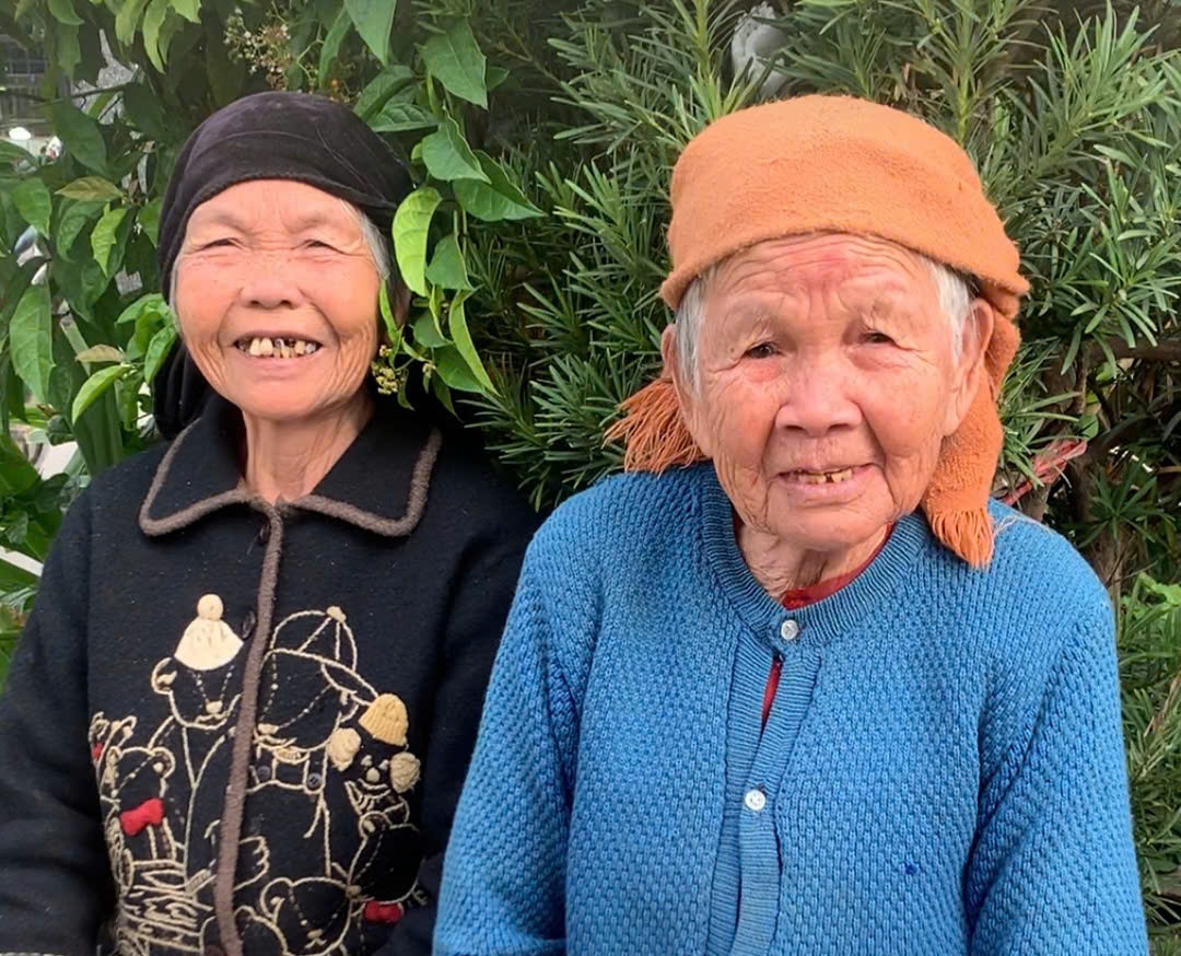 ប្រទះឃើញដុំមាសមួយដុំកប់ក្នុងបាយរបស់ស្ត្រីអាយុ៨៥ឆ្នាំ - 2 Bất ngờ phát hiện 1 cây vàng vùi trong thóc của cụ bà 85 tuổi - 2