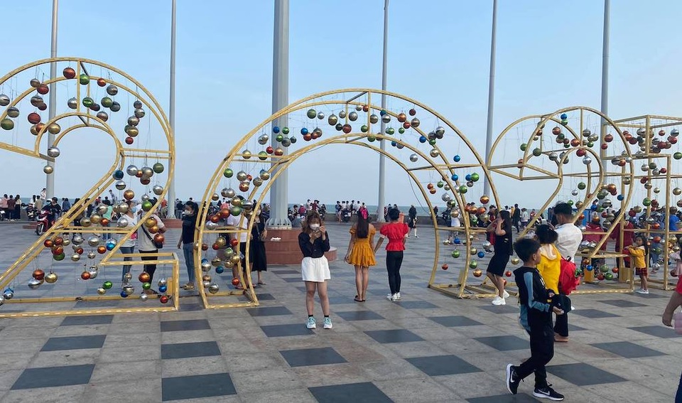 Sợ Covid-19, người dân đeo khẩu trang ra biển du xuân đầu năm - 6 Sợ Covid-19, người dân đeo khẩu trang ra biển du xuân đầu năm - 6