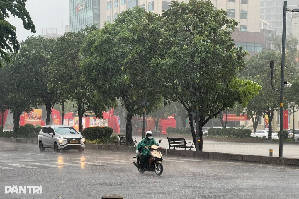 TPHCM mưa lớn từ sáng do ảnh hưởng hoàn lưu bão Kajiki - 2 TPHCM mưa lớn từ sáng do ảnh hưởng hoàn lưu bão Kajiki - 2