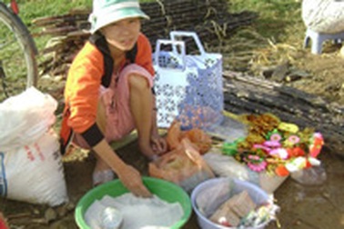 Những đứa trẻ mưu sinh ngày Tết 