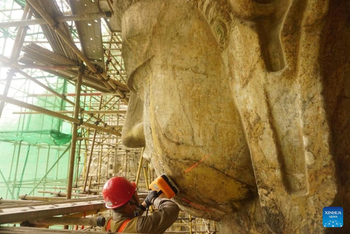 Tượng Phật nghìn năm khổng lồ trong hang đá mạ vàng bạc - 1 Tượng Phật nghìn năm khổng lồ trong hang đá mạ vàng bạc - 1