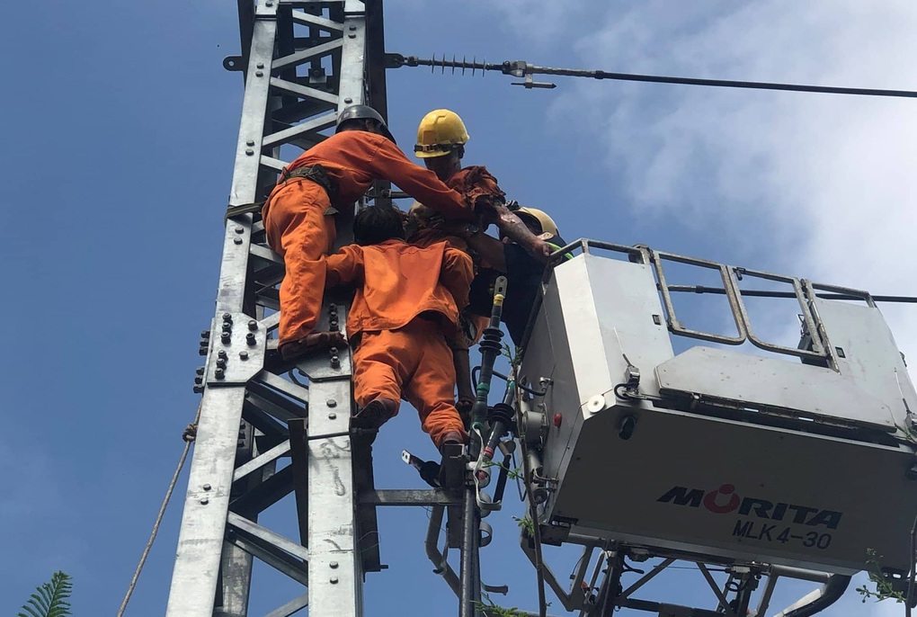 Giải cứu nam thanh niên bị điện giật mắc kẹt trên trụ trung thế - 1 Giải cứu nam thanh niên bị điện giật mắc kẹt trên trụ trung thế - 1