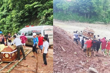Kết đòn tre khiêng quan tài người xấu số vượt đường sạt lở đi an táng