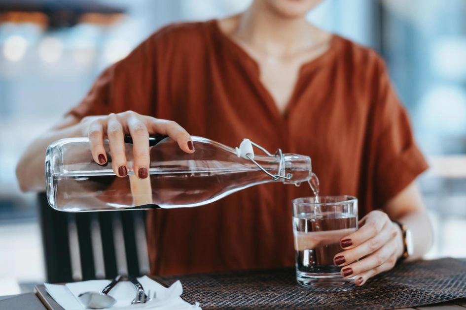 6 Kali Minum Air Putih Bantu Bakar Lemak dan Turunkan Berat Badan - 1 6 thời điểm uống nước giúp đốt mỡ, giảm cân - 1