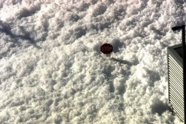 Sân bay California ngập trong biển xà phòng