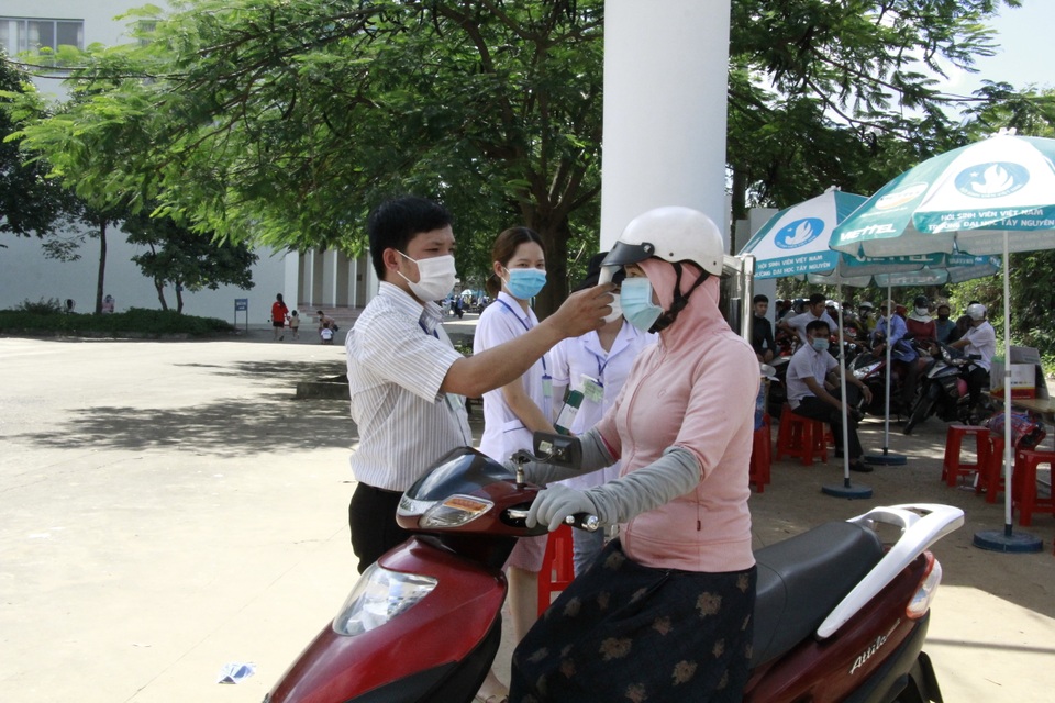 Phòng dịch chặt chẽ trong ngày làm thủ tục dự thi tốt nghiệp THPT đợt 2 - 10 Phòng dịch chặt chẽ trong ngày làm thủ tục dự thi tốt nghiệp THPT đợt 2 - 10