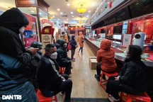 Những hình ảnh bất ngờ tại các "nhà vàng" Hà Nội, TPHCM ngày vía Thần tài