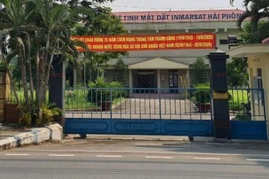 Đổ cột ăng ten đài vệ tinh mặt đất, 2 người thương vong