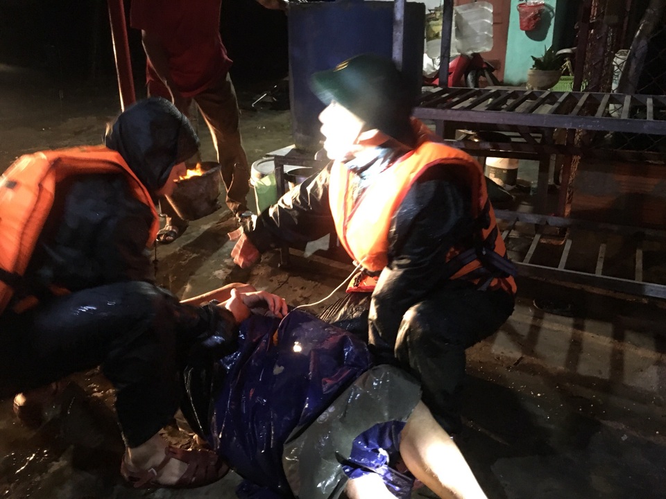 Cứu sống 5 thuyền viên bị rơi xuống biển trong đêm mưa gió - 1 Cứu sống 5 thuyền viên bị rơi xuống biển trong đêm mưa gió - 1