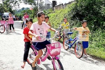 Nhiều món quà ý nghĩa đến với học sinh nghèo vượt khó tại vùng biên giới