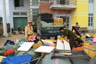 Bắt giữ cả ngàn ví da, thắt lưng... "lậu" trên xe tải