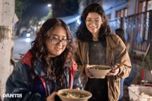 Quán chay như không gian triển lãm, khách nước ngoài trải nghiệm tự phục vụ