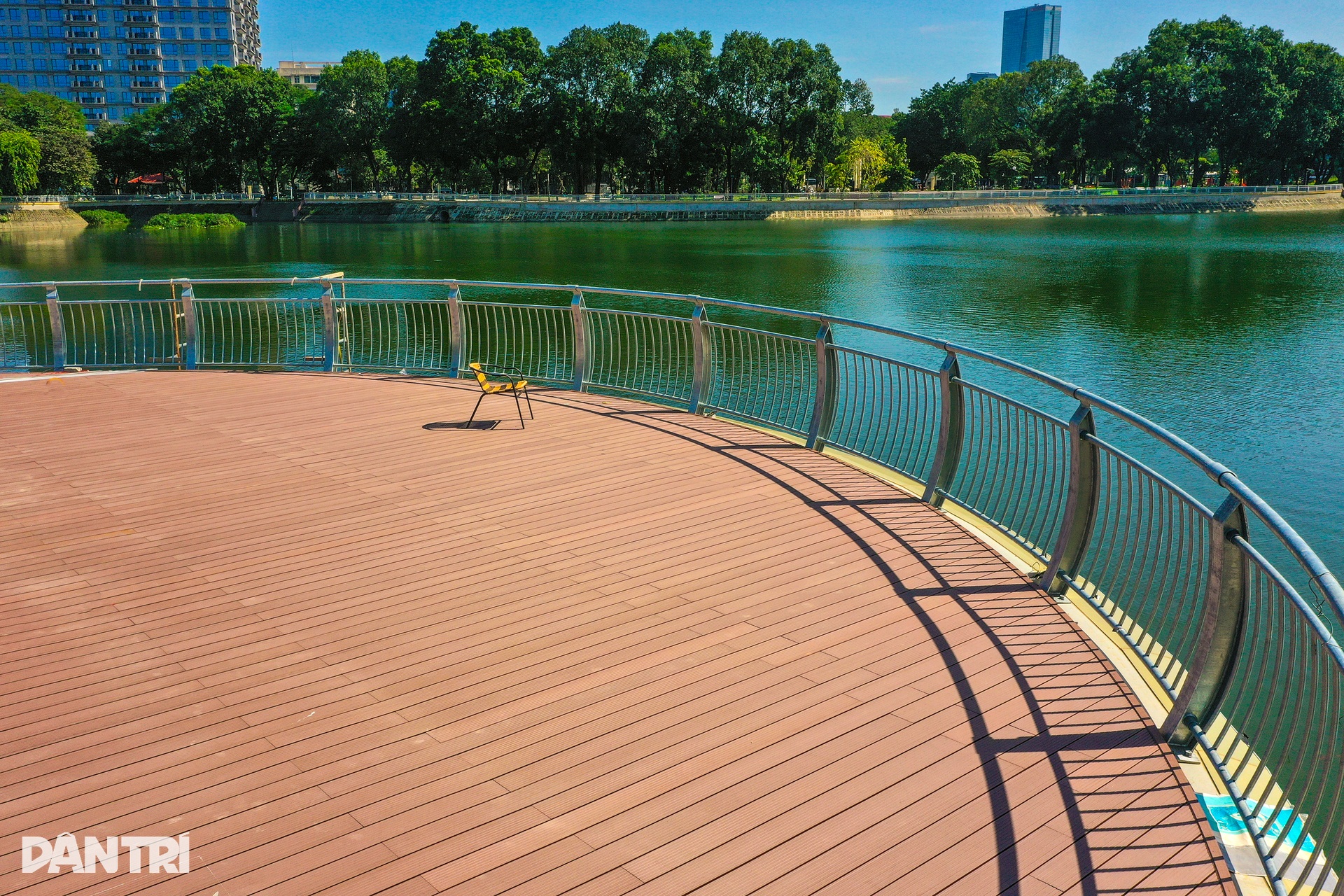 Độc đáo cầu đi bộ hình cây đàn khổng lồ trong công viên ở Hà Nội - 8