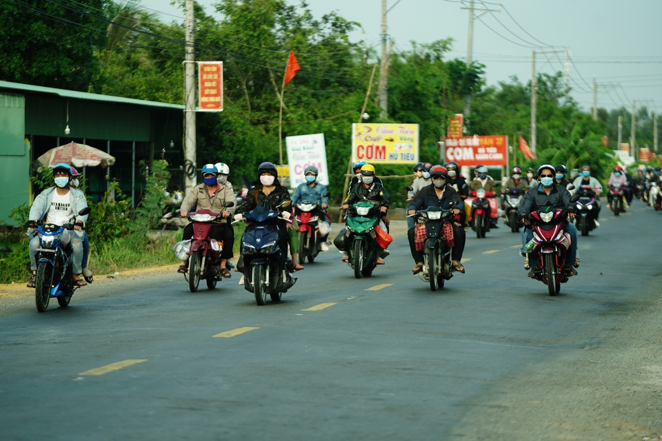 Dòng xe lấn tuyến dài bất tận biến quốc lộ thành đường một chiều - 6