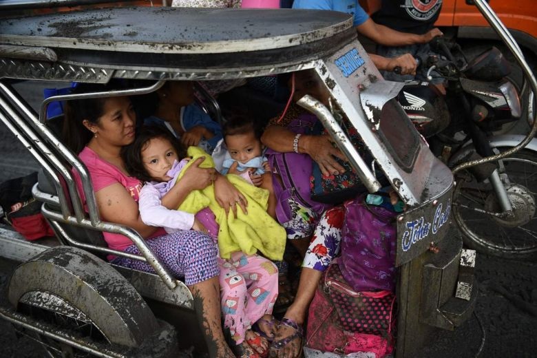 Núi lửa Philippines phun trào dung nham đỏ rực, dân khốn khổ vì tro bụi dày đặc - 7 Núi lửa Philippines phun trào dung nham đỏ rực, dân khốn khổ vì tro bụi dày đặc - 7