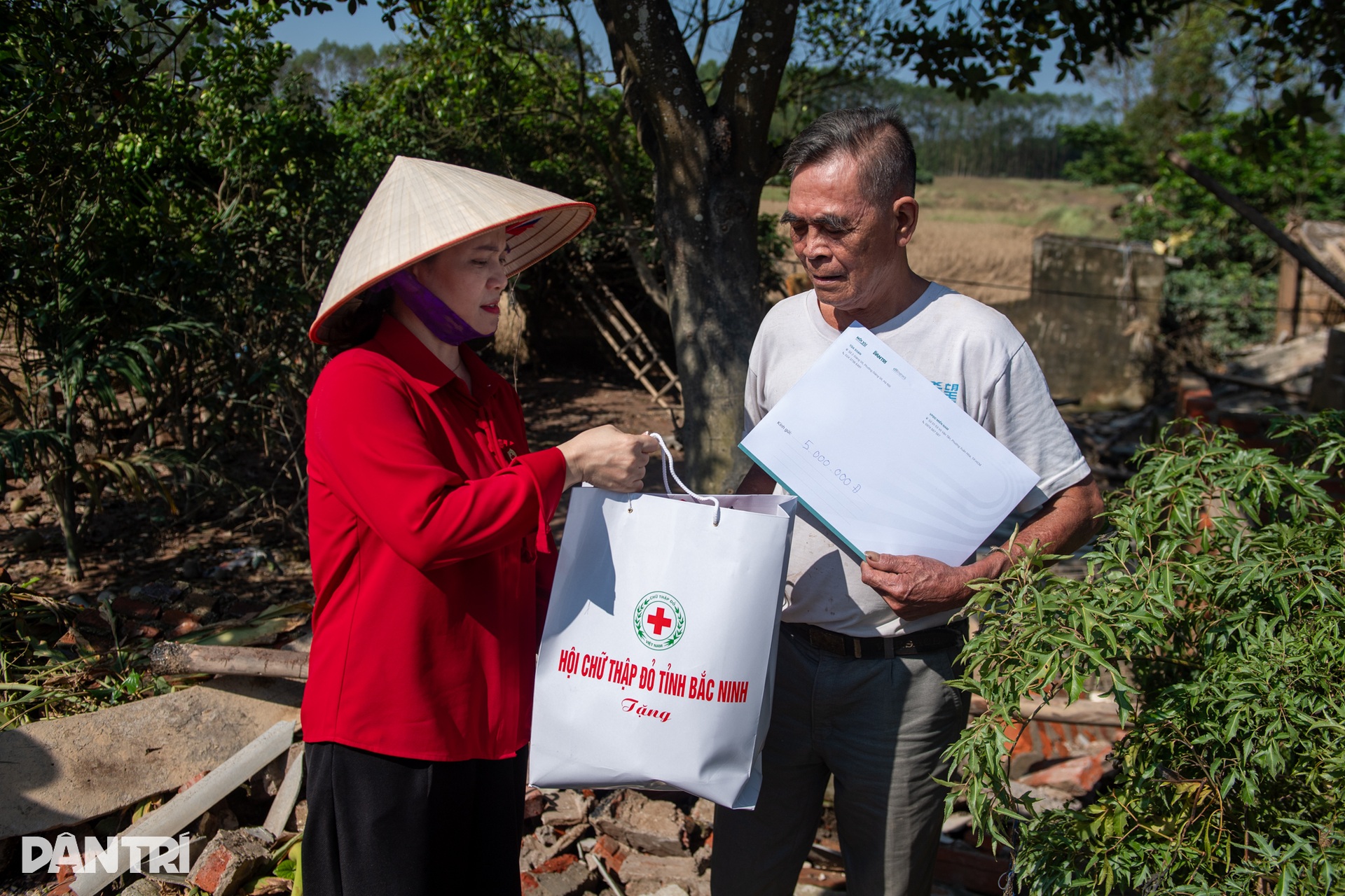 Báo Dân trí trao 200 triệu đồng hỗ trợ người dân vùng lũ tỉnh Bắc Ninh - 12