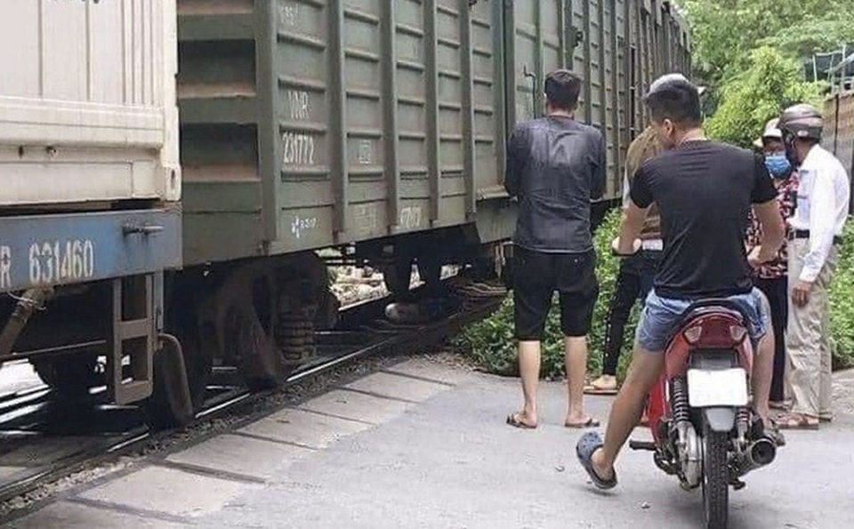 Hà Nội: Người phụ nữ lao vào tàu hỏa tự vẫn - 1 Hà Nội: Người phụ nữ lao vào tàu hỏa tự vẫn - 1