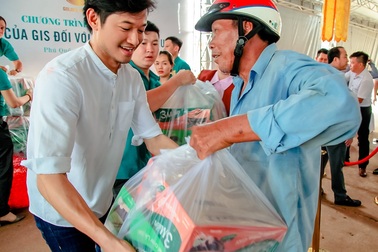 Công ty BĐS Đảo Vàng trao 600 phần quà cho đồng bào bị thiệt hại do lũ lụt