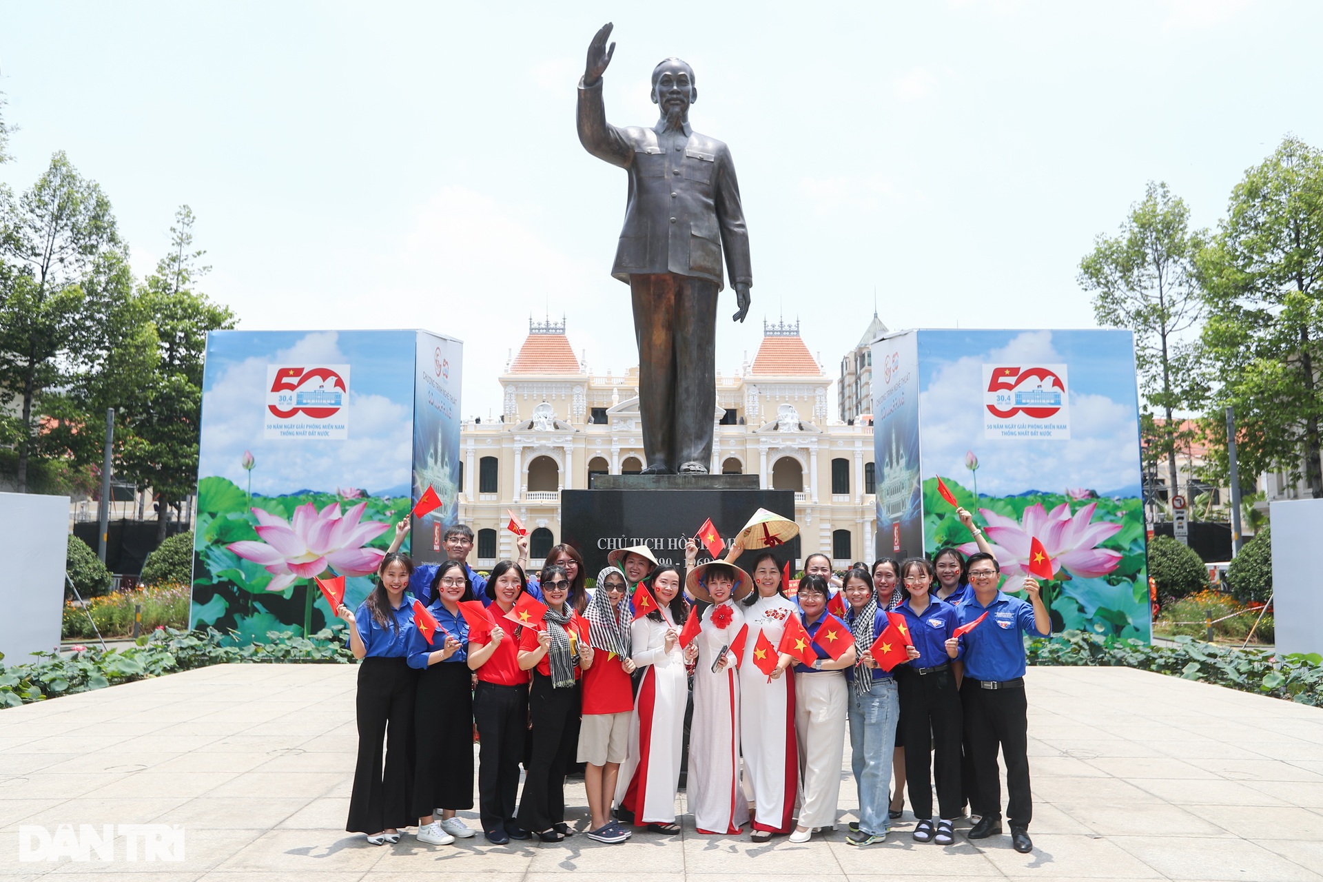 Hàng vạn người dân, cựu chiến binh đổ về TPHCM những ngày tháng 4 lịch sử - 14 Hàng vạn người dân, cựu chiến binh đổ về TPHCM những ngày tháng 4 lịch sử - 14