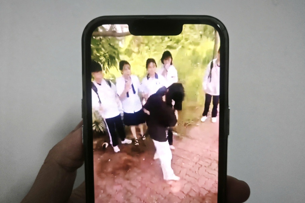 Hai nữ sinh ẩu đả bên bờ sông ở TPHCM - 1 Hai nữ sinh ẩu đả bên bờ sông ở TPHCM - 1