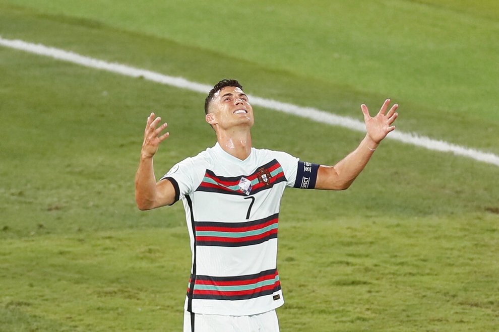 Nỗi đau cùng cực của C.Ronaldo khi Bồ Đào Nha bị loại ở Euro 2020 - 4 Nỗi đau cùng cực của C.Ronaldo khi Bồ Đào Nha bị loại ở Euro 2020 - 4