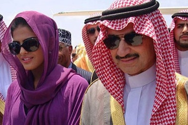 Hoàng tử Saudi bị “ném đá” vì tặng siêu xe cho phi công