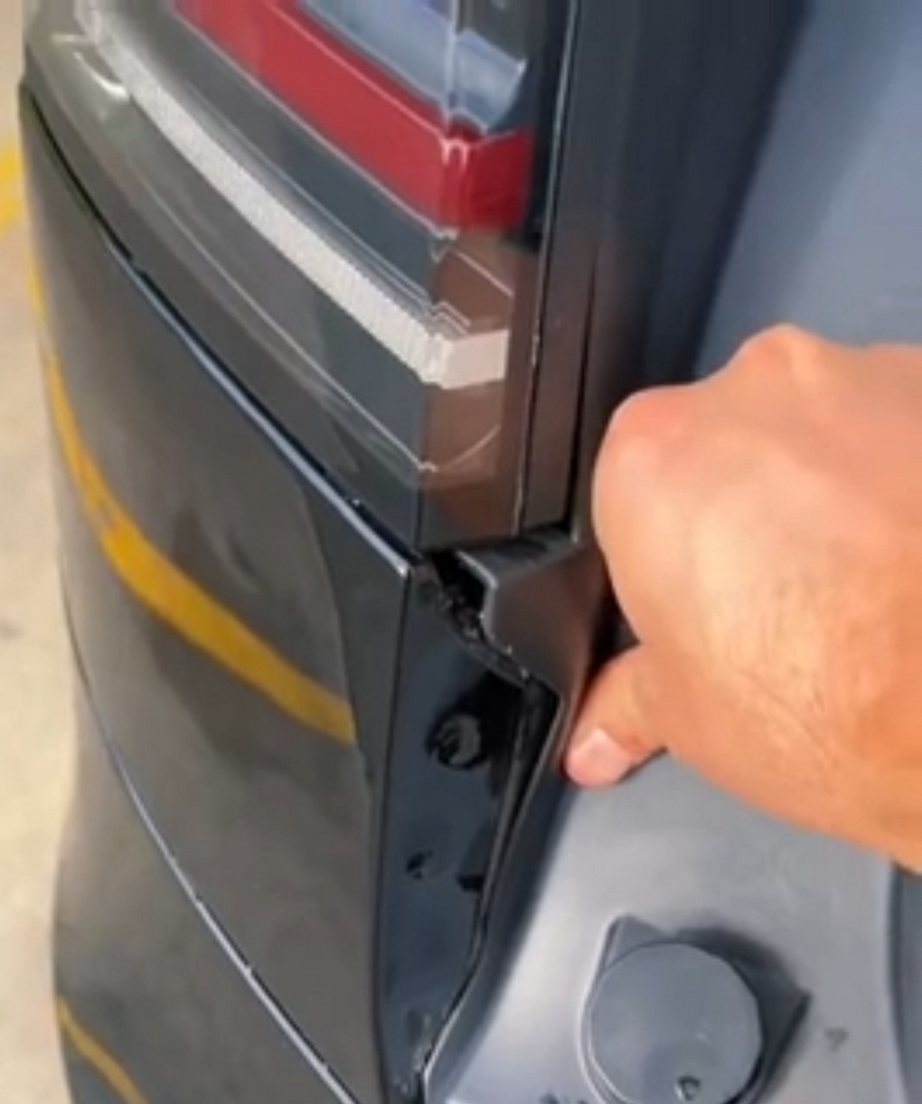Khách hàng phẫn nộ vì xe Tesla giá 140.000 USD vừa mua đã bong tróc - 1 Khách hàng phẫn nộ vì xe Tesla giá 140.000 USD vừa mua đã bong tróc - 1