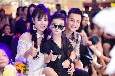 Vợ chồng Phan Hương- Khải “sở khanh” gây náo loạn đêm thời trang nhí