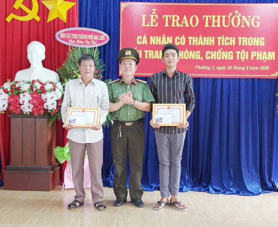 Bắt trộm có hung khí nguy hiểm, 2 công dân được khen thưởng - 1 Bắt trộm có hung khí nguy hiểm, 2 công dân được khen thưởng - 1