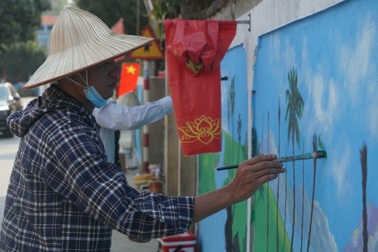 Cuốn hút con đường bích họa chào mừng ngày bầu cử