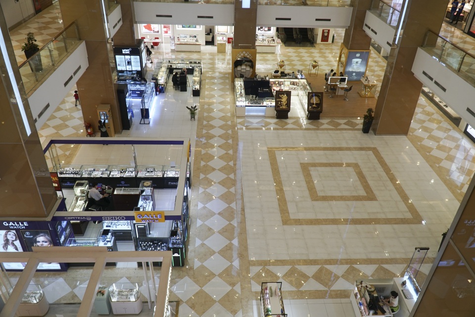 Hà Nội: Trung tâm thương mại vắng khách như đang.... cách ly xã hội! - 2 Hà Nội: Trung tâm thương mại vắng khách như đang.... cách ly xã hội! - 2