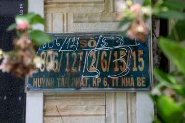 Hỗn loạn số nhà ở TPHCM, shipper "mỏi mắt" giao hàng