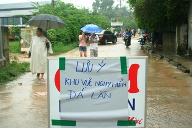 Nguy cơ đá từ núi cao lăn xuống nhà dân