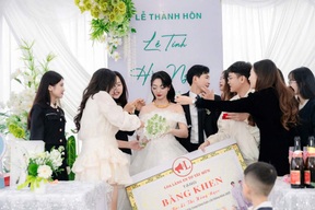 Cả nhóm tích vàng khi giá 6,2 triệu đồng/chỉ, mừng cưới bạn thân 1 cây vàng